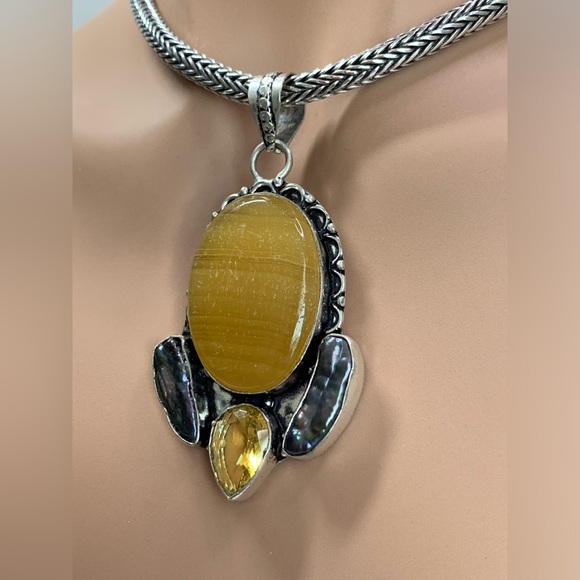 Beautiful Sterling & Yellow Lace Agate with Biwa Pearls Pendant - Picture 3 of 11